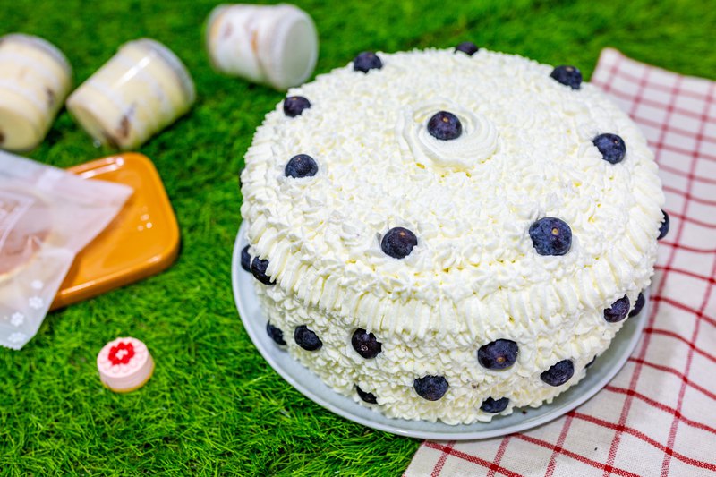 （蛋奶素食） 超高激厚蛋糕款，搭配新鮮藍莓抹上鮮奶油，口感紮實不乾柴！手作擠花，注入滿滿用心。 6吋-1100g、9吋-1980g。