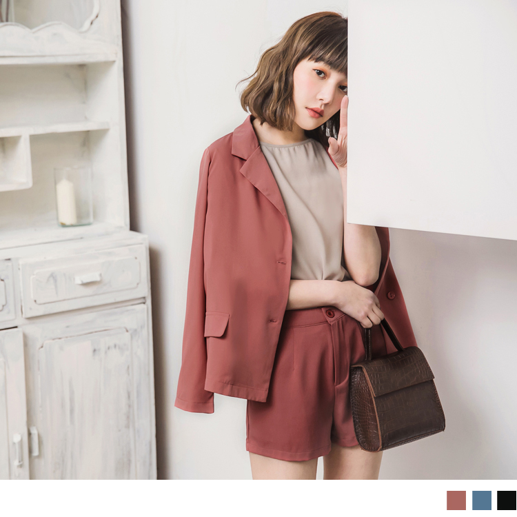 採用涼爽且不易皺的質感面料穿出雋永質感 俐落的剪裁設計搭配柔和色調，呈現都會時尚 此款3色西裝外套皆可搭配早晚溫差作搭配唷~ ************** 小提醒： 口袋為假 深色衣物建議單獨洗滌，以