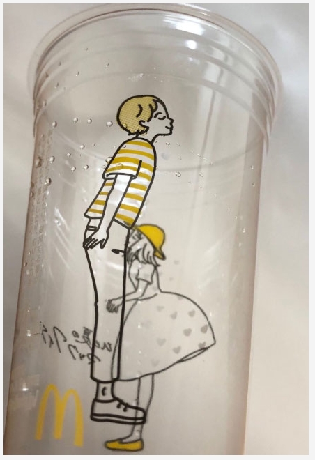 日本麥當勞推出手繪風文青男女飲料杯，卻被網友玩成令人傻眼的情色杯