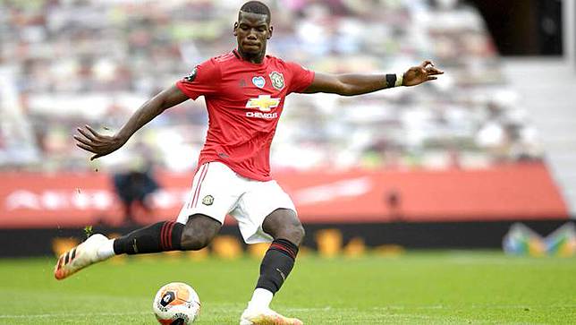 Pemain Manchester United, Paul Pogba, melepaskan tendangan saat melawan Bournemouth pada laga Premier League di Stadion Old Trafford Sabtu (4/6/2020). Manchester United menang 5-2 atas Bournemouth. (AP/Peter Powell)