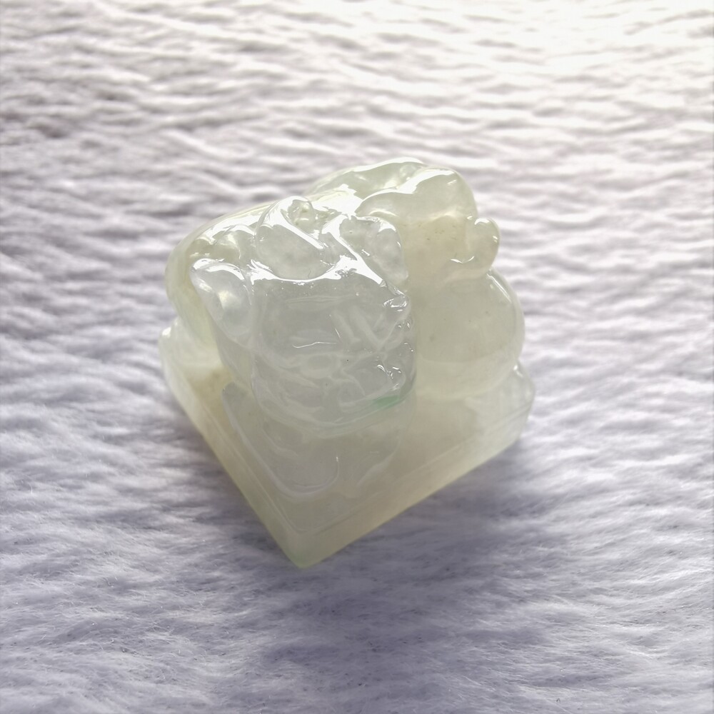 主題貔貅印章.擺件 尺寸長約20.04mm 寬約17.68mm 厚約18.79mm 特色玉件水潤,貔貅有化煞镇宅和招財旺财作用 備註可當印章,也可當擺件,放於辦公桌.財位招財 注意事項 : 1.本店所