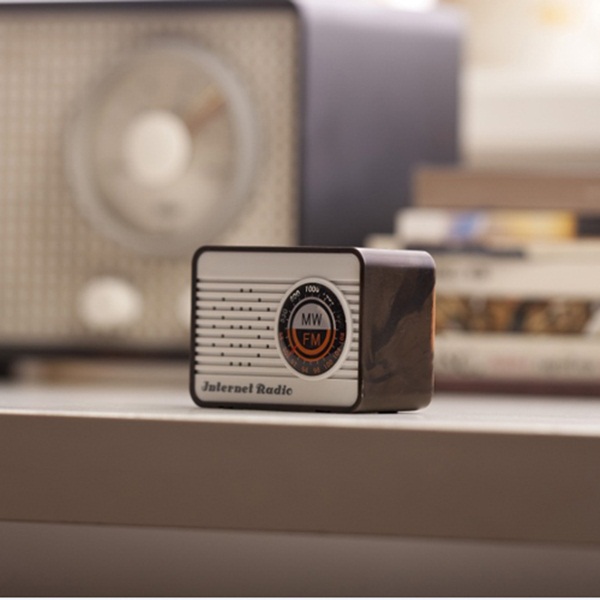 iPod、MP3 Player當道時代，幾乎已忘了過去聽音樂時，那種需要手動調頻、變換曲目的感受，還在用iPod、MP3 Player聽歌嗎？試試放下它們吧！改用復古收音機試試，保證讓你回憶湧上心，甚至更記起昔日的美好。