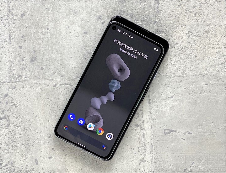 Google Pixel 5 / 4a 5G 開箱比一比，兩款手機差在哪？