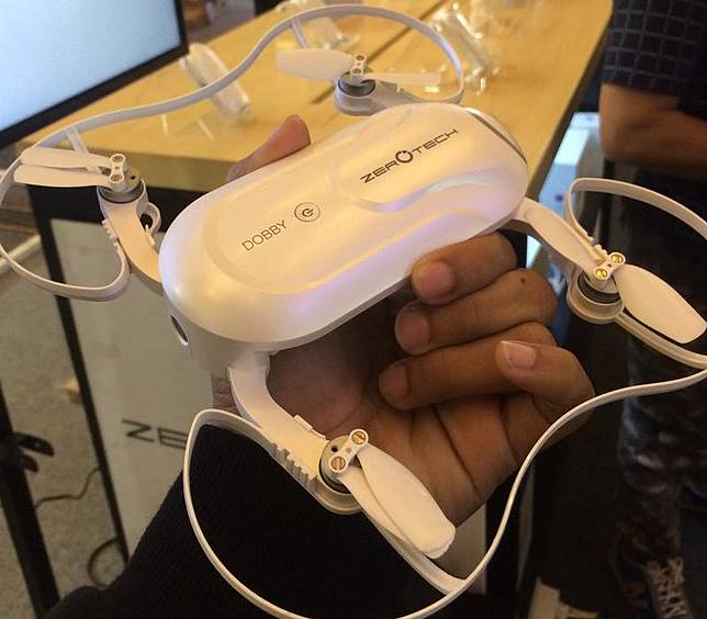 Keren, Drone Mungil Ini Bisa Masuk Kantong Celana dan Merekam Video 4K!