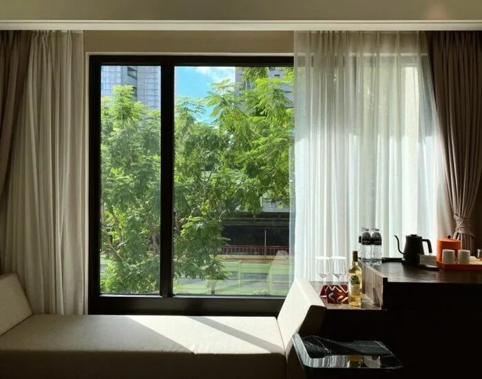 提到【台北暮舍酒店】這間台北住宿，就不得不提他與世界七大酒莊聯名 、進駐西班牙米其林二星餐廳等貫徹美食、美酒、藝術、生活概念的鮮明特色。定位為精品酒店，備品部分除了使用義大利Allegrini香氛沐浴系列外、另外也與「酒」呼應提供酒粕製作的香皂，而最不能錯過的莫過於每日限定，可免費暢飲七大酒莊的Happy hour了。