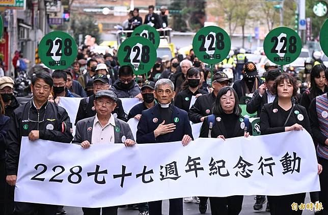 鄭南榕基金會與蔡瑞月舞蹈研究社等民間團體舉行「 228.0誠實的歷史，健康的國家-228七十七周年紀念活動」，李勝雄)律師(前排左2、林宗正牧師(中)及鄭南榕基金會董事長鄭竹梅(前排右1)等帶隊，從日新國小遊行到行政院。(記者劉信德攝)