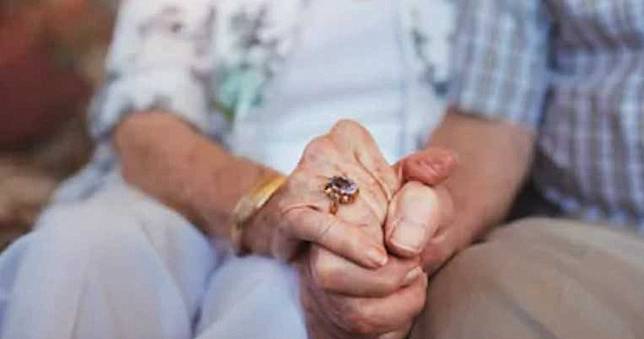 妻腎衰竭「功能僅剩14%」！結婚51年夫配對成功秒答應捐贈