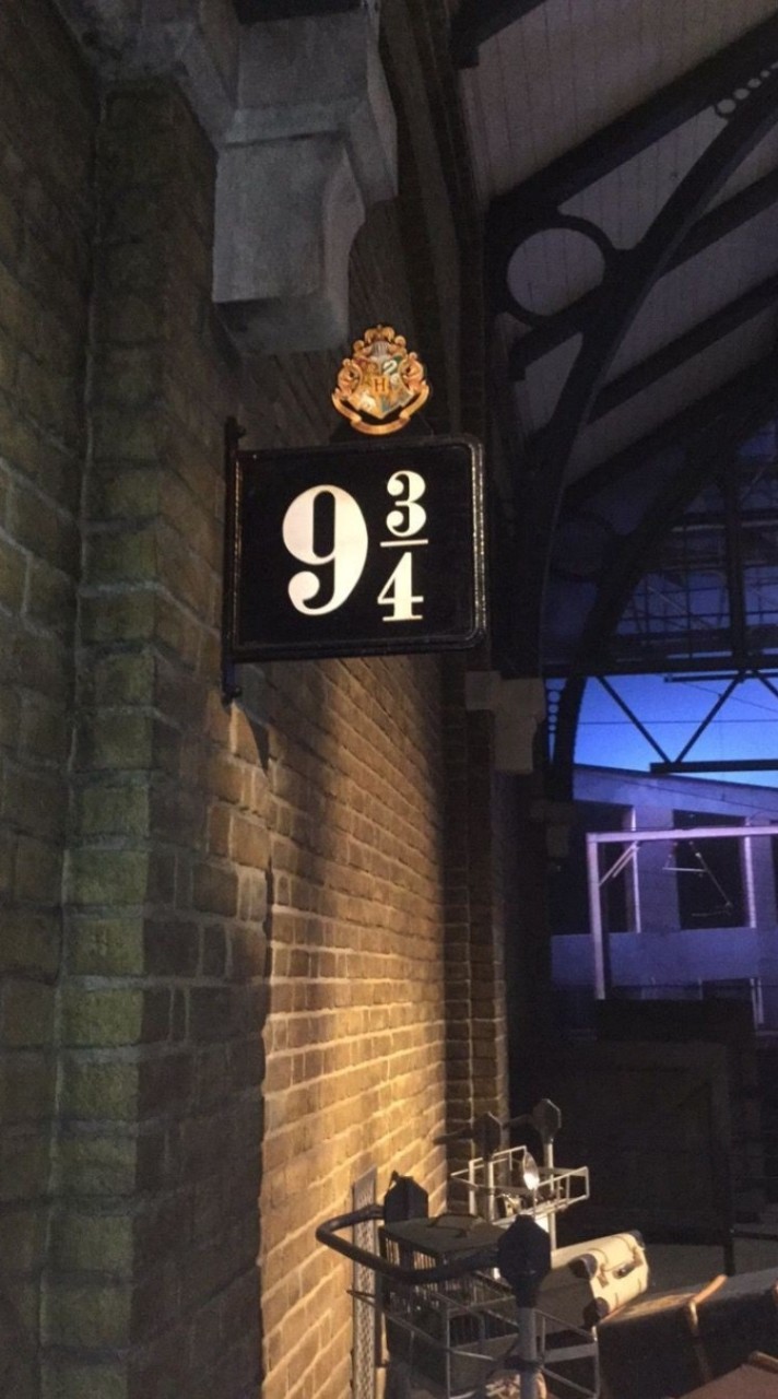 <[Hogwarts]>