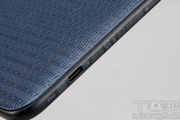 Type-C埠除了電源鍵之外，唯一的插孔只有一個 Type-C 的連接埠，可以為機器充電及傳輸資料。