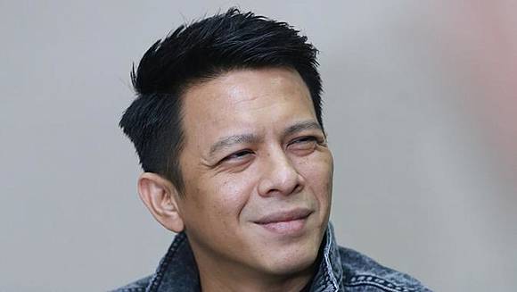  Ariel  NOAH  dan 6 Posenya dengan Rambut Setengah Botak