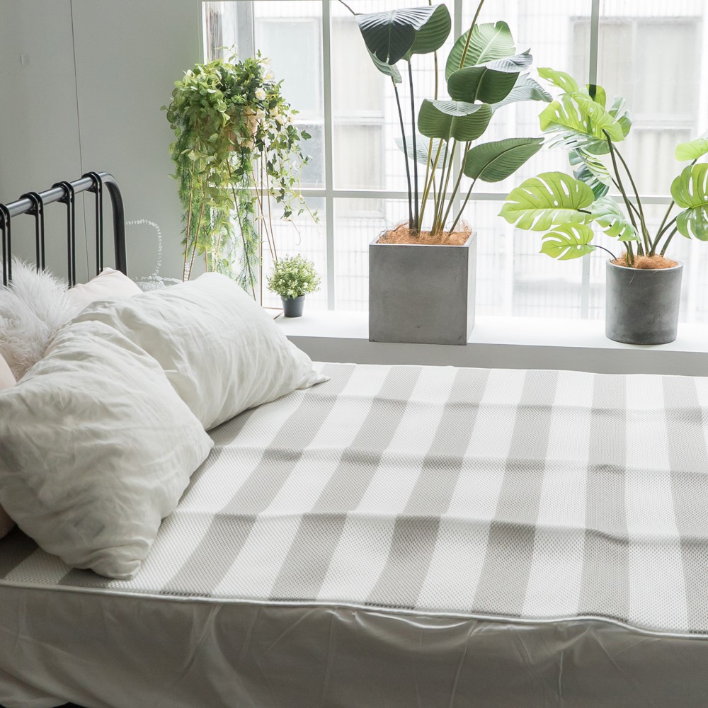 ‧夏日涼感度大增‧天然材質不傷皮膚 耐用度佳‧3D立體網布 排汗透氣性強‧炎炎夏日必備聖品▼購買前請注意▼※ 兩用被、涼被、厚毯、抱枕等..因體積較大商品 【勿選超商】※包裹如過大、誤選，小幫手將會聊聊內告知提醒，並取消訂單喔。 為了確保您訂購折扣代碼權益，請多選擇【宅配】服務。 或是下單前先聊聊詢問小幫手。謝謝-----------------------------------------【常見Q&A】Ｑ１.床包有哪些尺寸？Ans：這裡是我們的床包尺寸可以參考：●單人(單人加大)3.5×6.2尺 = 105*186*高24cm※我們的單人床包都有涵蓋單人加大的尺寸，為3.5×6.2尺●雙人 5×6.2尺 =150*186*高28cm●雙人加大 6×6.2尺 =180*186*高28cm●King Size(特大) 6×7尺 =180*210*高28cmＱ２.被子的種類有哪些可以搭配？Ans：被的種類以下可以參考：●雙人薄被套６Ｘ７尺：只有薄薄一層布而已喔，一定要搭入棉被才可以使用喔！●雙人兩用被６Ｘ７尺：夏天可以直接蓋，冬天也可以在塞入厚棉被。●涼被：可直接蓋，但不可再加入棉被（沒有拉鍊）（磨毛涼被尺寸為5X5.5尺，純棉涼被尺寸為5X6尺）※何謂新式兩用被？(精梳棉)新式兩用被：就是在薄被套裡面綁入薄被胎（可拆）→ 新式兩用被（薄被套X1 + 薄被胎X1 ）Ｑ３.要怎麼清潔？使用前需要先洗過嗎？Ans：這邊有一些洗滌說明可以參考：手洗ok，機洗ok(加洗衣袋最好)，浸泡不超過10min，請勿加入漂白水，洗完風乾，晾乾即可。※請避免烘乾，高溫易使布料受損，有時洗衣店會搶快用最高溫烘乾，容易導致磨毛布料變形，純棉布料縮水，請特別留意（若一定要烘，建議用低溫喔）我們的商品皆是新品，因此使用前可依個人習慣斟酌是否先下水（※請注意：商品一經下水恕不提供退換，下水前務必先檢查過）Ｑ４.什麼是磨毛？精梳棉是純棉嗎？復古純棉跟精梳棉有什麼差別？Ans：●磨毛材質：原料是聚酯纖維，經磨毛處理後，觸感較接近棉的感覺喲(不是絨的,也不是棉)●精梳棉材質：原料是天然純棉，透氣性與吸汗程度會比磨毛材質來的好，建議皮膚較敏感者與兒童使用此款喔(40S，織數200)●復古純棉材質：原料天然純棉，透氣性與吸汗程度佳，但未經精梳(即未去短纖維手續)●天絲材質：表布為100%天絲(萊賽爾纖維)40支，內裡鋪棉為100%聚酯纖維棉。表布有涼爽感，基本上都以鋪棉款式為主(因為天絲薄布料易皺)※何謂精梳？純棉素材經過精梳處理後，將部分短纖維濾掉，留下長纖維，所以更不易起毛球，觸感更舒適，雖然成本提高，但是價位卻仍然平易近人。（復古純棉與精梳棉材質主要差別就是在於有無經過精梳手續喔！）Ｑ５.我的商品有瑕疵？請問怎麼更換？Ans：在您收到貨品後如因非人為因素之商品損毀、刮傷、或運輸過程造成包裝破損不完整者，請您拍照瑕疵問題，並儘速通知本公司客服人員，我們會進行商品瑕疵或損壞鑑定，並儘速處理換貨給您。Ｑ６.尺寸／花色買錯，我想要換貨，怎麼換？Ans： 若您欲換貨，還請您七日鑑賞期內（商品需保持完整性，全新狀態）須負擔一趟運費70$，通知本公司客服人員，我們將使用交換件做更換。※另外換貨只限一次，務必確認好尺寸再進行更換。※退換商品請妥善包裝，若是收回時商品外漏或有髒污，會跟您收取清潔的整新費， 或依商品之保存狀況按比例向您請求商品之價額！請務必留意（包裝請參考網頁下方圖示）。▲注意事項退貨條件：除商品本身有瑕疵可辦理退貨，商品一經使用或損毀即不可退貨，退貨必須保留紙箱及商品組合之齊全及完整性。因拍攝與實品略有色差，不含擺飾之物品，收到實品最佳。 #486先生款#棉床本舖夏季熱銷涼蓆#夏日首選 #棉床本舖 #台中 #北歐風 #鄉村風 #北歐風 #夏日必備#涼蓆 #夏日涼蓆 #降溫幫手 #棉床本舖 #紙纖維涼蓆 #竹蓆 #夏天必買 #涼蓆墊