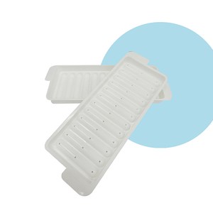 長條型12格製冰盒HICE-L12 台灣製造，12格衛生製冰盒。 長條型設計更能方便放入瓶瓶罐罐中， 材質穩定不清易扁塌。 加蓋設計無異味，居家生活便利小物。