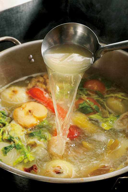 蘋果、胡蘿蔔、洋蔥等大量蔬果熬煮高湯底，再與手工調製的辛香料燉煮，是大阪系香料咖哩的一大特色。（圖／于魯光）