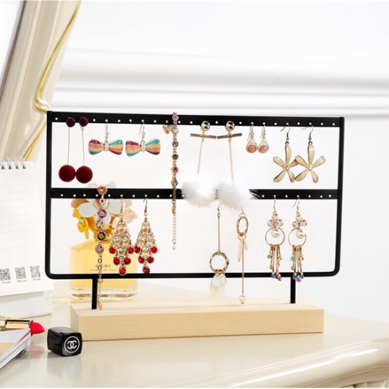 ✨✨✨✨看看其他耳環收納 #美得像專櫃耳環收納系列 耳環收納架 展示架 兩色現貨❤️ 黑/白 大版尺寸：長22.8*寬7*高21.5cm 兩排 共40孔 材質：鐵+木 #美得像專櫃新品