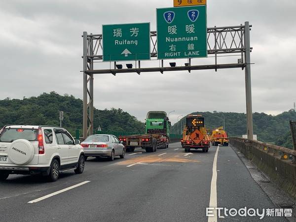 女開車載2同事到九份上工…萬瑞快速道路自撞翻覆！後座男拋飛「壓爆頭慘死」