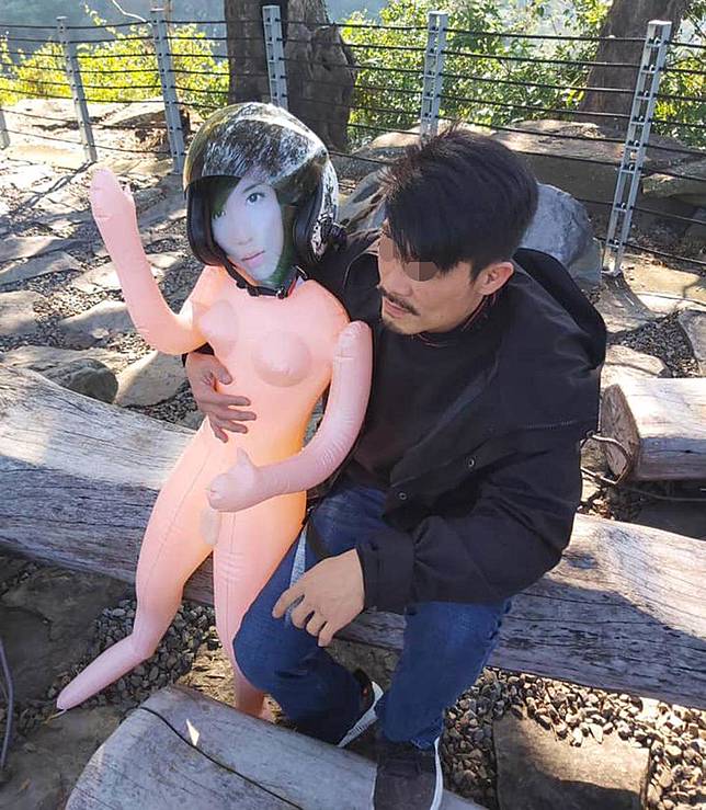 「女友」臉部近照被網友認為激似歌手蕭敬騰。（照片來源：截自臉書社團《爆廢1公社》）