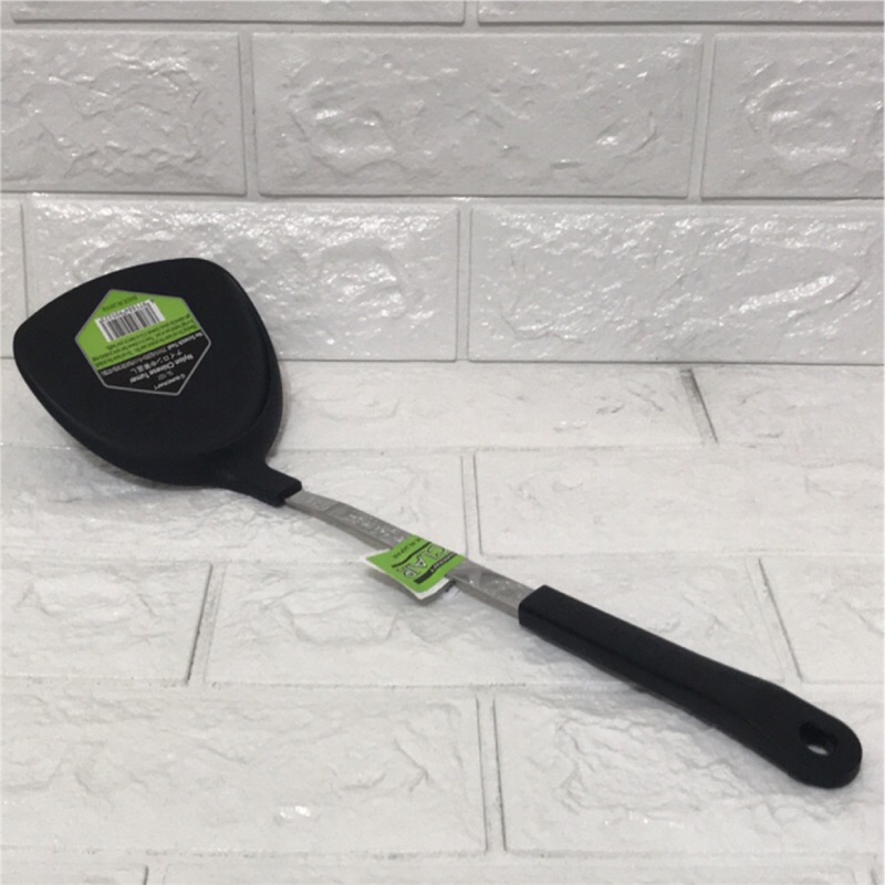 產品簡介 ◎深型匙面，適合一般炒菜鍋、不沾鍋使用◎輕量化設計，好翻炒，符合人體工學◎日本製造，本體刻有Made In Japan鋼印注意事項 1.請遠離火源及高溫、潮濕的地方2.請勿將此產品長時間放置