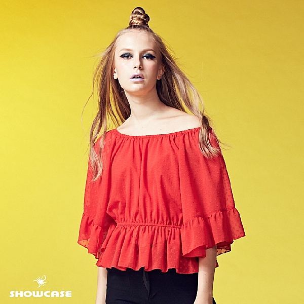 俏麗點點面料n彈性一字領，多樣穿法n時尚必備單品