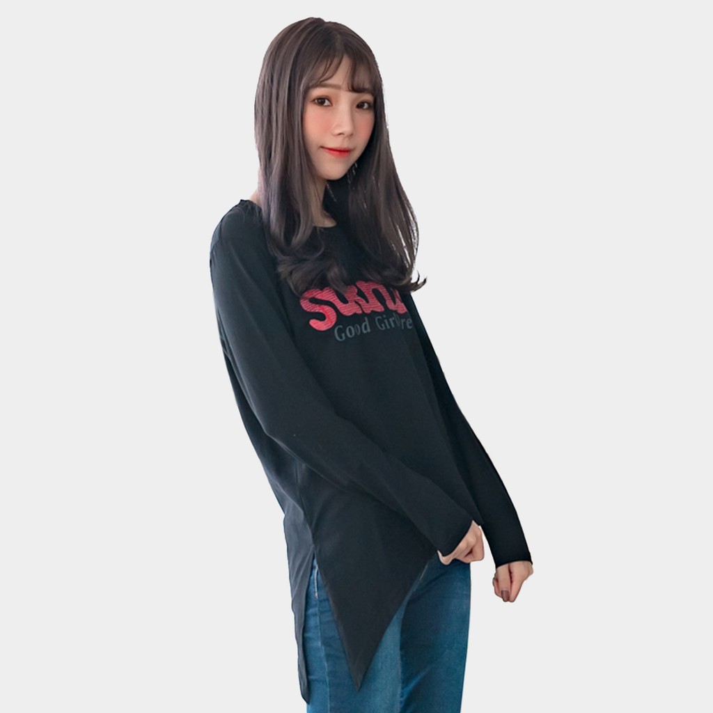 有著精緻的亮片及英字印花，突顯你時尚潮流的品味與風格採用舒適的圓領領修飾臉型，完美修飾妳的肩頸線條，突顯動人鎖骨側邊斜片的開衩設計可以選擇放下或是綁起蝴蝶結著實讓妳活動舒適又大方好看休閒百搭的寬鬆版型