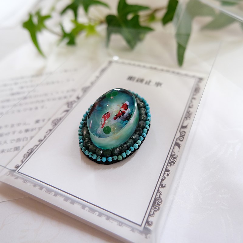 當它在閃閃發光的小別針中展開時，歡迎來到世界，您可以講述他們親愛的，懷舊的，有點超現實主義的別針的故事，這些故事用樹脂表達了原始故事的場景。