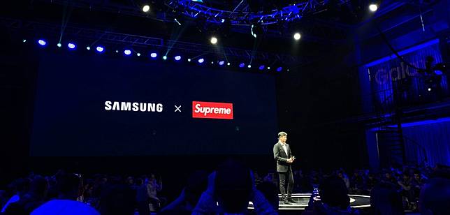 Pengumuman kolaborasi Samsung dan Supreme di Tiongkok