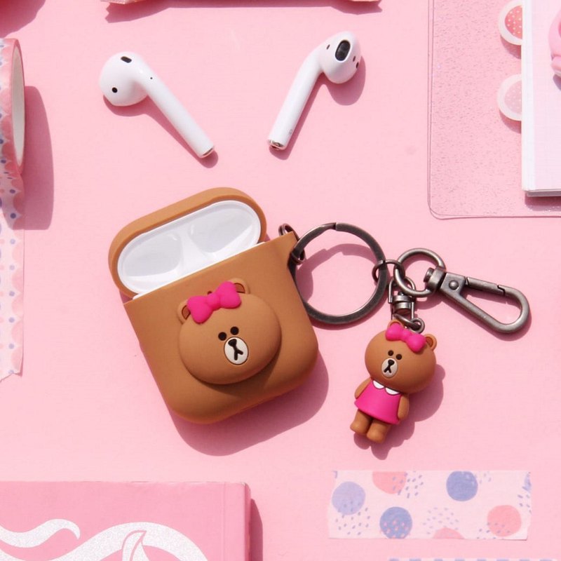 LINE FRIENDS CHOCO 熊美化身為 Apple AirPods 矽膠保護套，與你一起走進音樂世界。 另外產品另附上精緻的 CHOCO 熊美 掛飾，不論去到那裡也陪伴你在一起。