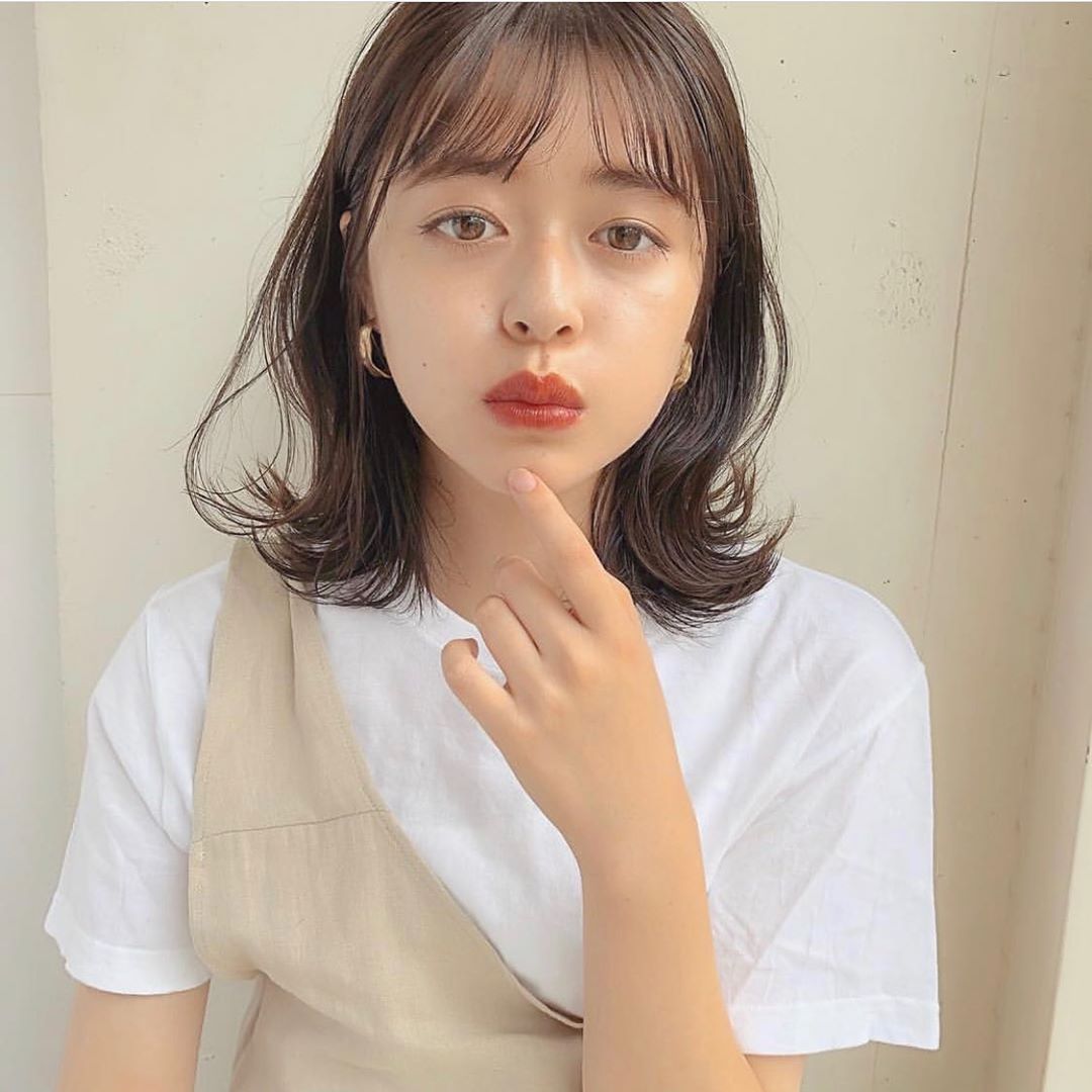 外翹捲髮鮑伯造型：正面