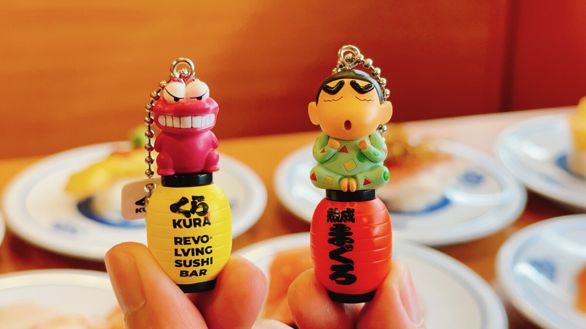 小新在藏壽司！藏壽司x蠟筆小新聯名扭蛋，小新公仔、胸章13款限定扭蛋「這天」開扭
