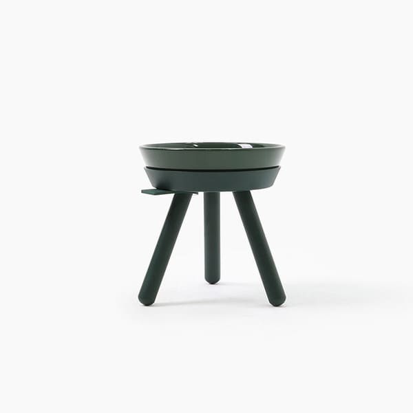 Hand Made. 為您的家增添亮點！使吃飯也能成為賞心悅目的一件事。經過消光處理，具有重量的金屬腳架底座與亮面光滑的陶瓷碗對比，光澤竟是如此亮眼!當然腳架底座的材質我們選擇高質量的鋼製金屬，陶瓷的