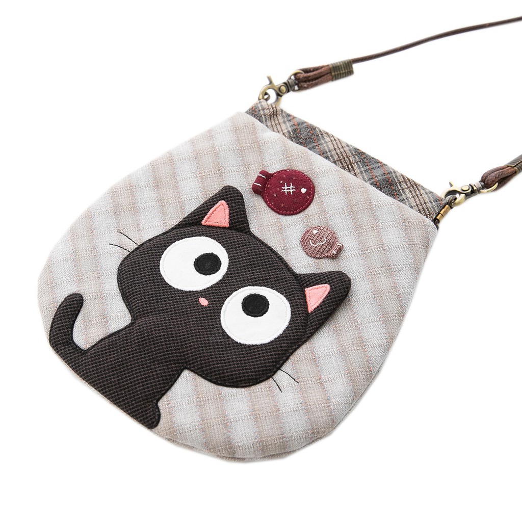 ❤先染質感口金小斜背系列❤一隻魚兩隻魚~大眼小黑貓帶你吃好料美味香噴噴小魚乾 只想與你分享似剛強卻柔和的五金配件復古感拼布完美點綴*可收納5.5吋手機(不含殼可完全收納)/隨身小物*簡約風格隨心搭配*