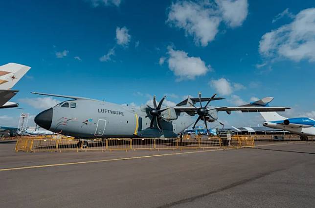 有中國民眾想登上德國空軍 A400M 運輸機參觀時，遭到空客防務工作人員的阻攔。 圖：翻攝自遠鑿方知