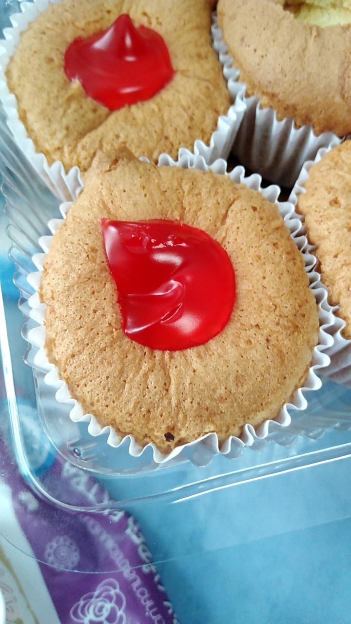 กิน​ ขนม​กัน​นะ