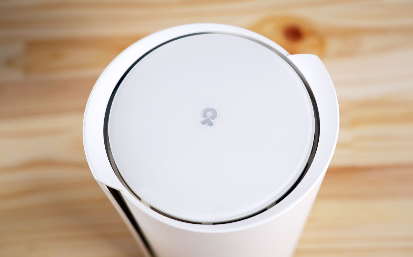 機身頂部也是白色設計，搭配了極為低調的 TP-Link 的銀色 LOGO。 ▲ 機身頂部也是白色設計，搭配了極為低調的 TP-Link 的銀色 LOGO。 ▲ 機身正面靠近底部也有 Deco 的系列 LOGO，這裡也隱藏了一個指示燈，依照設備狀態不同會有對應的色彩顯示。 ▲ Deco X95 的機身後側提供了兩組 1 Gbps 與一組 2.5 Gbps 的 RJ-45 埠，設備可自動偵測連線狀態切換為 WAN 或 LAN 埠。