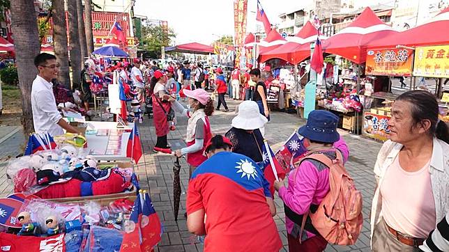 韓國瑜熱潮來襲，水萍塭公園重現「國瑜夜市」。（程炳璋攝）