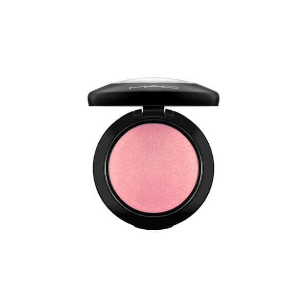 柔礦迷光腮紅經過精工細熬，才能夠達到輕薄的上妝效果。可以輕輕地刷上一層後再刷另一層，效果依然清透，為顴骨處帶來珍珠般的晶亮光彩。柔礦迷光腮紅