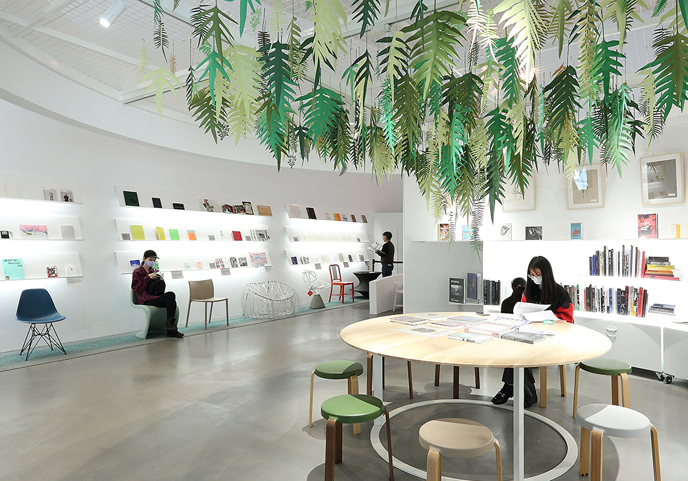 「內惟閱讀」開放空間中，靠書牆擺放著12張世界級博物館的經典單椅作品，能在此遨遊藝術、設計、建築、時尚、生活書海。(攝影/Carter)