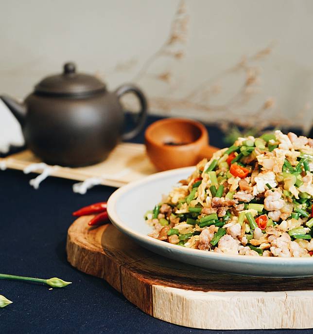 肉末淮南小炒。使用主廚親自醃漬酸菜，搭配韭菜花與肉末大火拌炒，此外還加入菜脯跟蝦米，增添香氣及口感。(圖/ hechino做茶菜-大墩店)