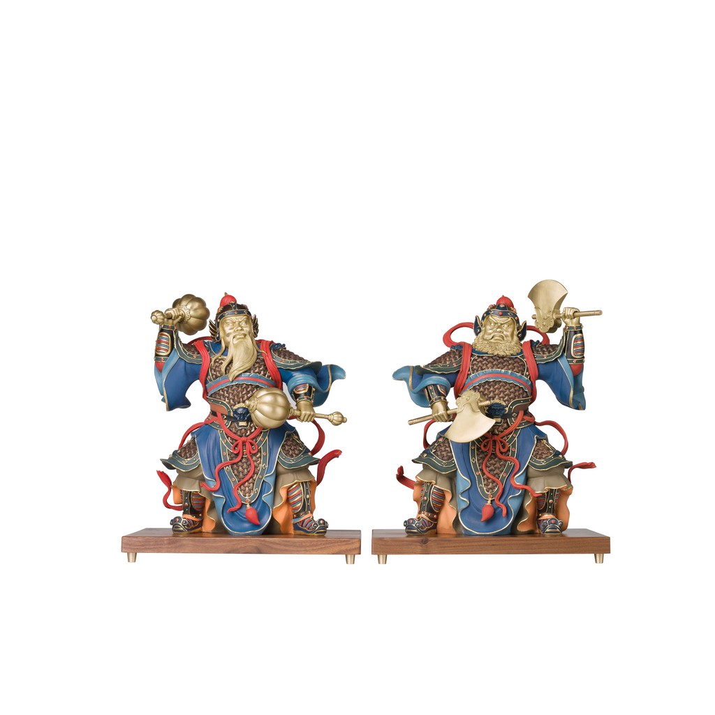 鐧不同於劍，劍為兩面刃扁平，鐧是四錂柱，使用方式是用打的，尉持恭手持鞭，硬鞭是節節相接的武器，狀如寶塔，兩種兵器使用方式類似，強調 快速、敏捷。古典小說中，這兩位唐代開國功臣所持兵器並非固定，但絕大部