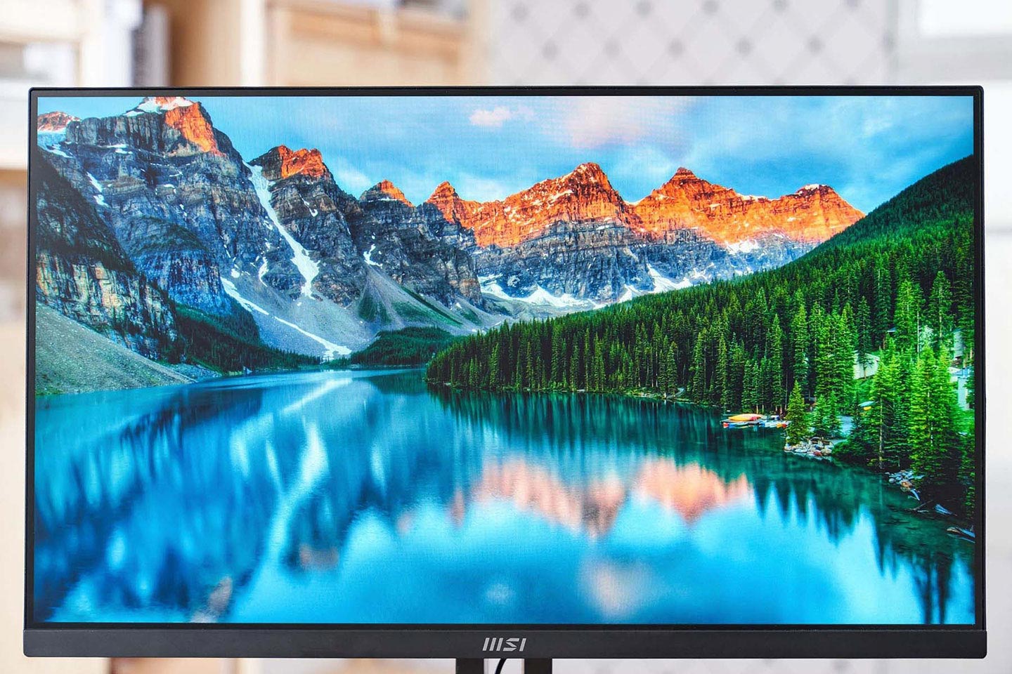 Modern AM271 的顯示器採用 IPS 等級面板，解析度為 Full HD，具備水準之上的視角與畫質，也因為內建了 Anti-Flicker 技術，讓畫面不會出現閃爍的問題，有效提升了舒適性，更棒的是螢幕還配置了濾藍光模式，可減少雙眼的負擔。