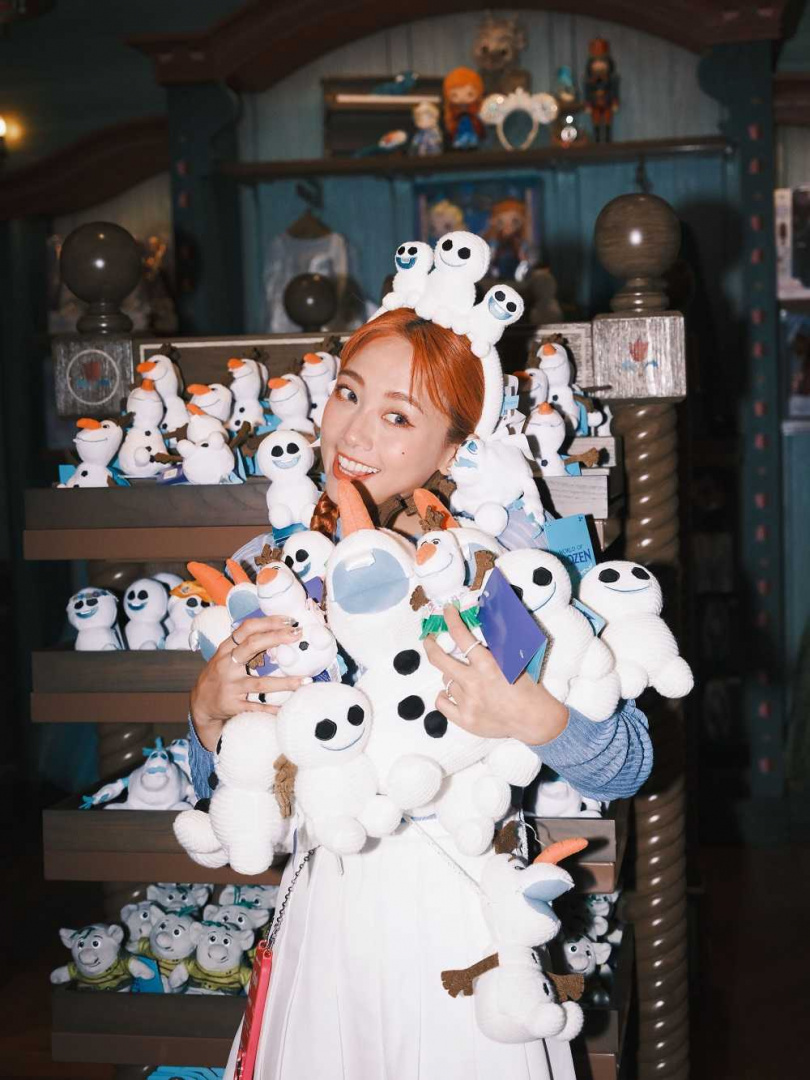 鬼鬼推薦進入新園區可以先在「滴答精品店」購買一系列冰雪奇緣主題商品及頭箍。