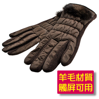 ●韓國設計-高貴氣質實用款●保暖內刷羊毛，輕薄又保溫●做工細膩-持續蓄熱●搭配貂毛球-可愛加分●3C觸屏兩指可用-帶著手套即可使用手機/平板貼心穿戴小叮嚀*配戴時需將指頭完全伸進手套內，使觸控更靈敏。