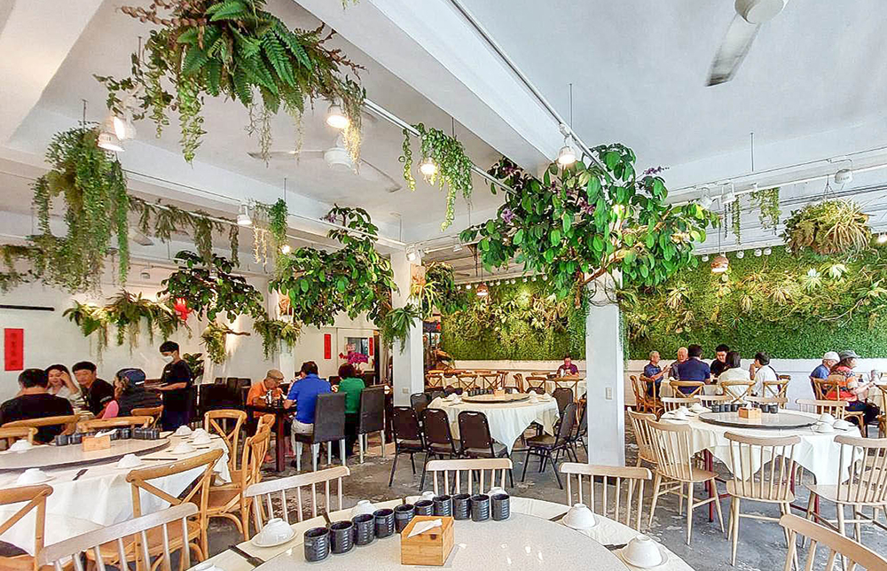 為了品嘗米其林認證的好手藝，許多顧客遠道而來。 (攝影/Naru)