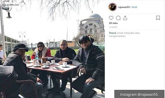 Bubu mantan pacar Syahrini sedang liburan bersama kedua orangtuanya.