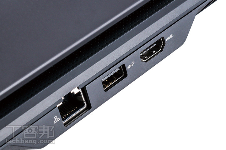 後方 I/O 擁有一個 USB Type-A 跟 HDMI、RJ-45 並列，盲插時有些困難，得用手指確定一下孔位。
