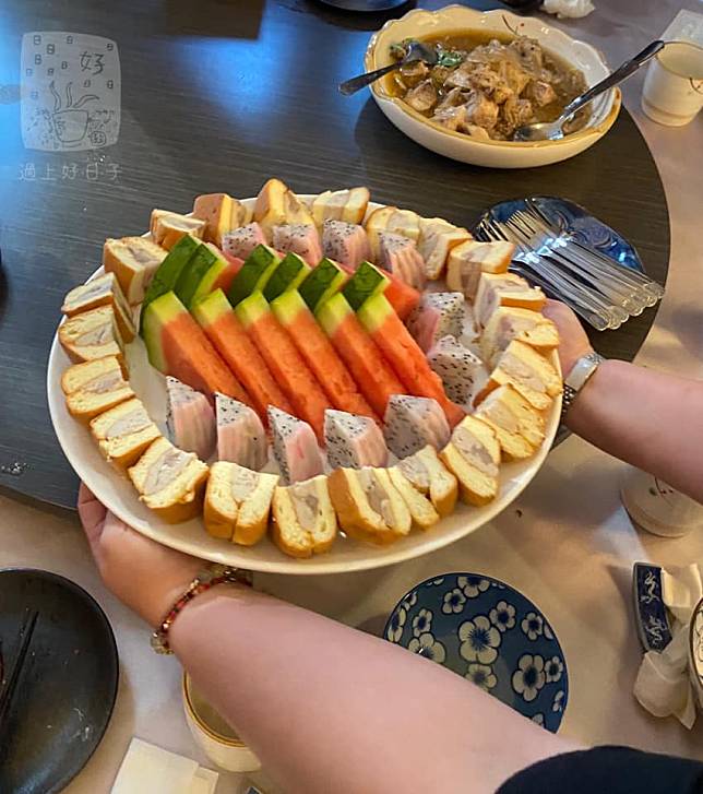 ▲餐後水果和甜點也是大大一盤、氣勢時足。