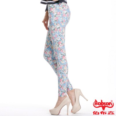 顯瘦新美學彈力十足包覆性極佳印花風潮今夏趨勢營造出青春不敗的氛圍舒適不緊繃的穿著感型號：8094-53