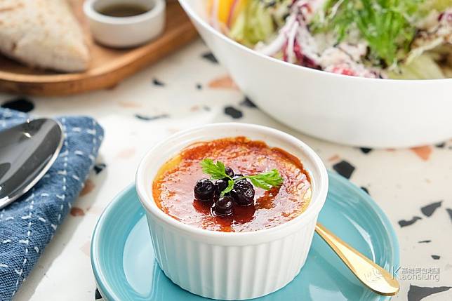 ▲今日甜點隨機供應，圖為奶韻及蛋香十足的烤布蕾，口感細緻綿滑。 