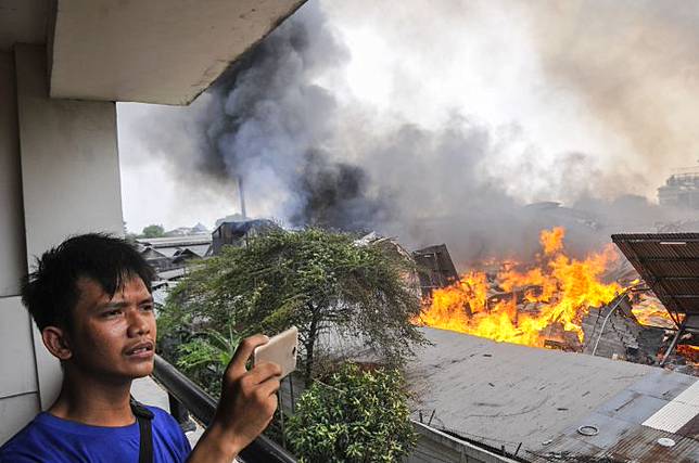 10 Jam Kebakaran di Pabrik Mebel di Cakung