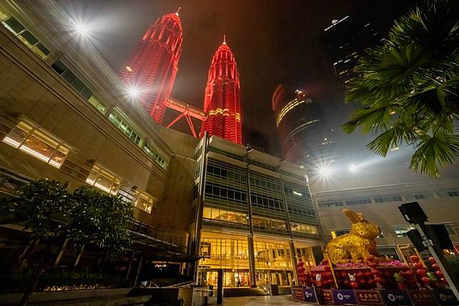 Landmarks worldwide light up in red to welcome Year of the Rat - Xinhua