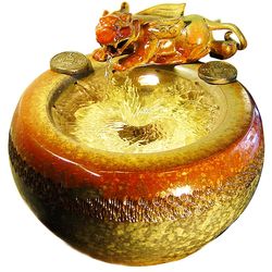 ◎名師手拉坏陶器,上釉高溫(1230'c)窯變製作|◎以聚寶盆型式陶甕加沉水馬達加水中燈組合而成。|◎由貔貅流水器出水,吉祥招財，親朋好友入厝送禮或居家，做生意財源滾滾招財，也是改善風水最佳擺飾。品牌